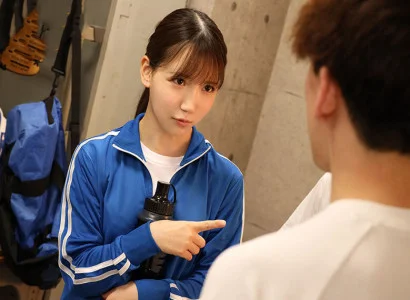 các hội viên nam trong câu lạc bộ bóng đá quan hệ tập thể với cô gái xinh trong phòng gym