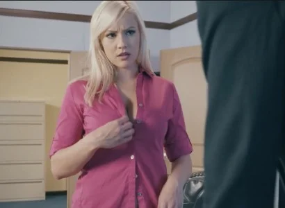 Cô gái làm việc phạt nữ nhân viên hư hỏng để dạy cho một bài học