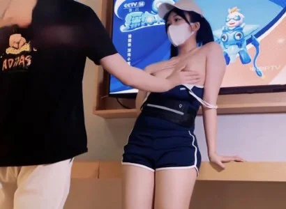 Nhân viên xinh đẹp bán TV cùng khách hàng may mắn