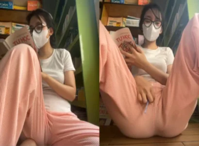 Cô gái vừa đọc sách vừa dí sextoy vào lồn