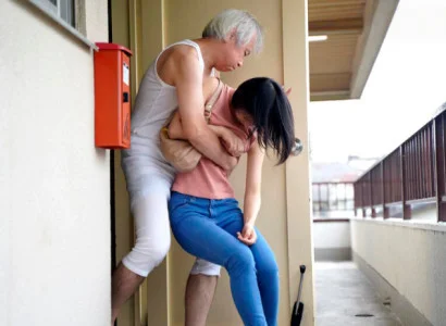 Cô vợ mới cưới bị bố chồng già hành hạ