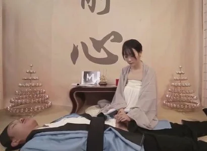 Cô gái áo tu cùng vị đạo sĩ bị thương