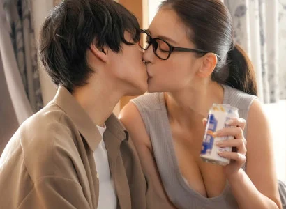 Anh chàng vừa mất người yêu vì bị cắm sừng được chị hàng xóm an ủi trong lúc buồn