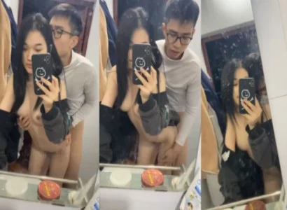 Đôi sinh viên trẻ làm tình nhau trước gương