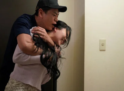 Nữ ca sĩ bị kẻ cuồng nhiệt cưỡng hiếp vì thân hình quá hấp dẫn