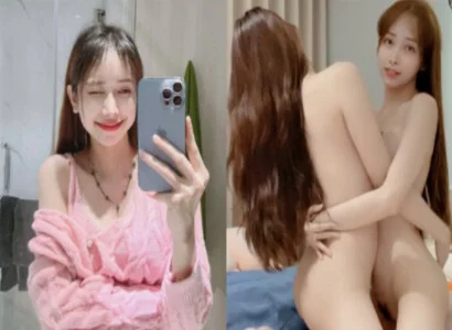 Lâm Thái Vy cùng cô bạn thân móc bím nhau trên nền tảng phát sóng trực tiếp