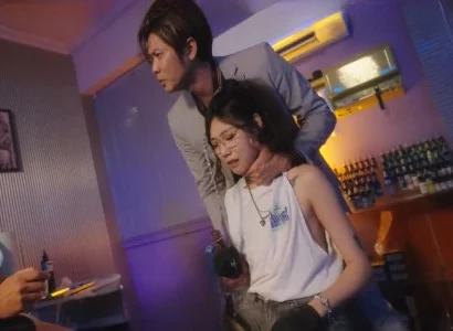 Cô gái chủ tiệm bị chén tập thể